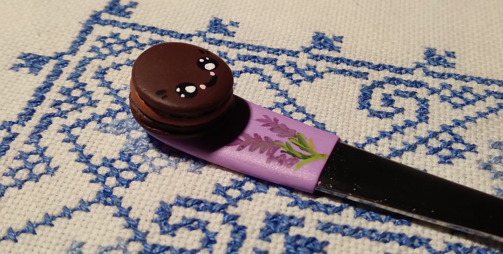 Latté lžičky dlouhé zdobené malovanými makronkami Lákavá Makronka vhodná do každé ruky, na každý stůl či talířek