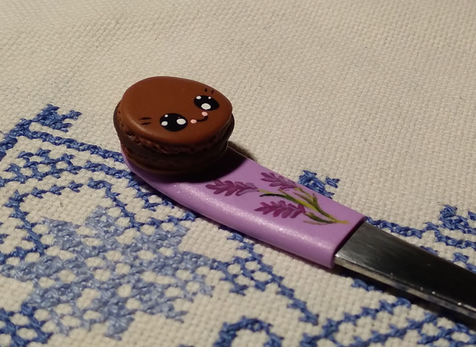 Latté lžičky dlouhé zdobené malovanými makronkami Lákavá Makronka vhodná do každé ruky, na každý stůl či talířek