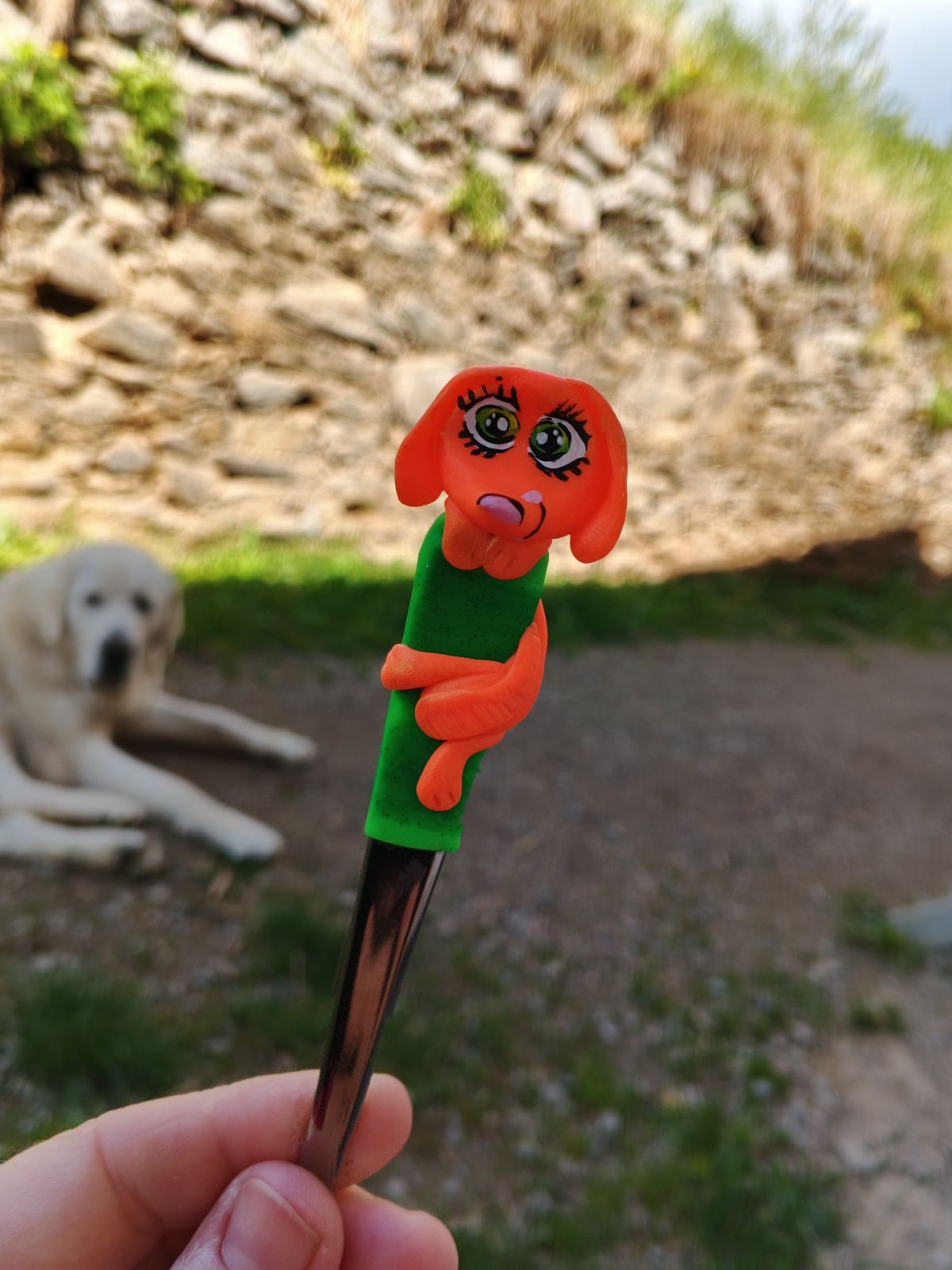 Jezevčík 2. - Malovaný modelovaný jezevčík omotaný kolem dlouhé latté lžičky (18cm). 