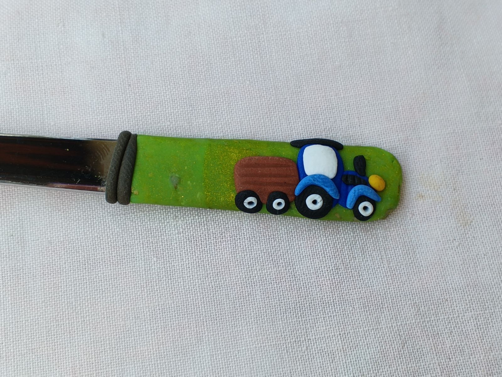 Modrý traktor s valníkem vymodelovaný na lžičku dlouhou 14cm