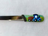 Modrý traktor s valníkem vymodelovaný na lžičku dlouhou 14cm