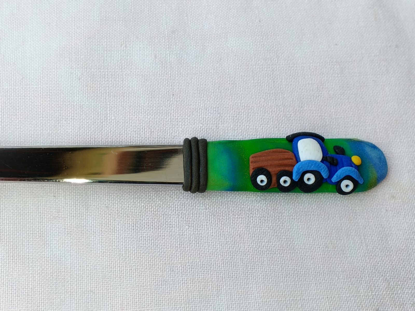 Modrý traktor s valníkem vymodelovaný na lžičku dlouhou 14cm
