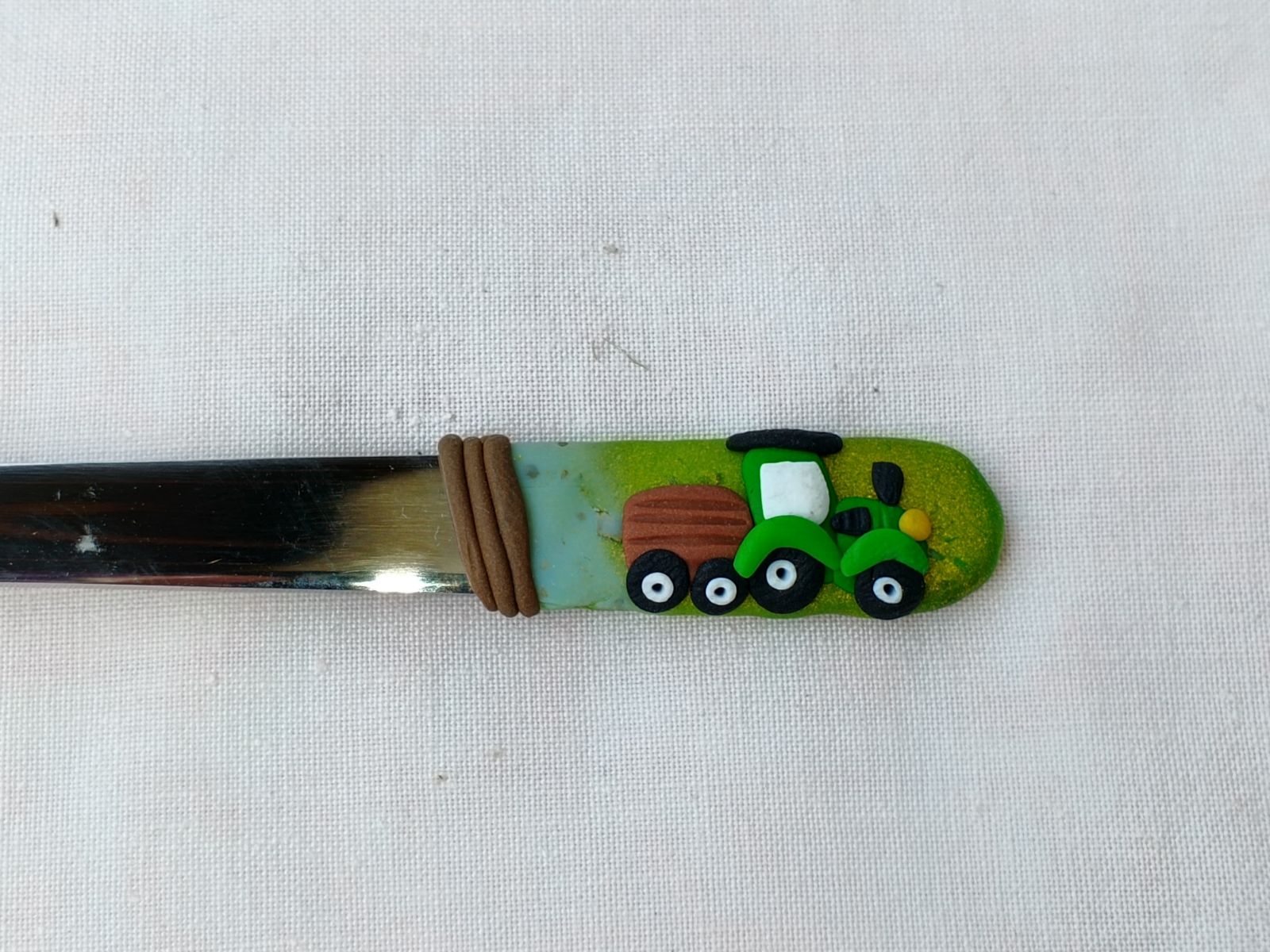 Zelený traktor s valníkem vymodelovaný na lžičku dlouhou 14cm