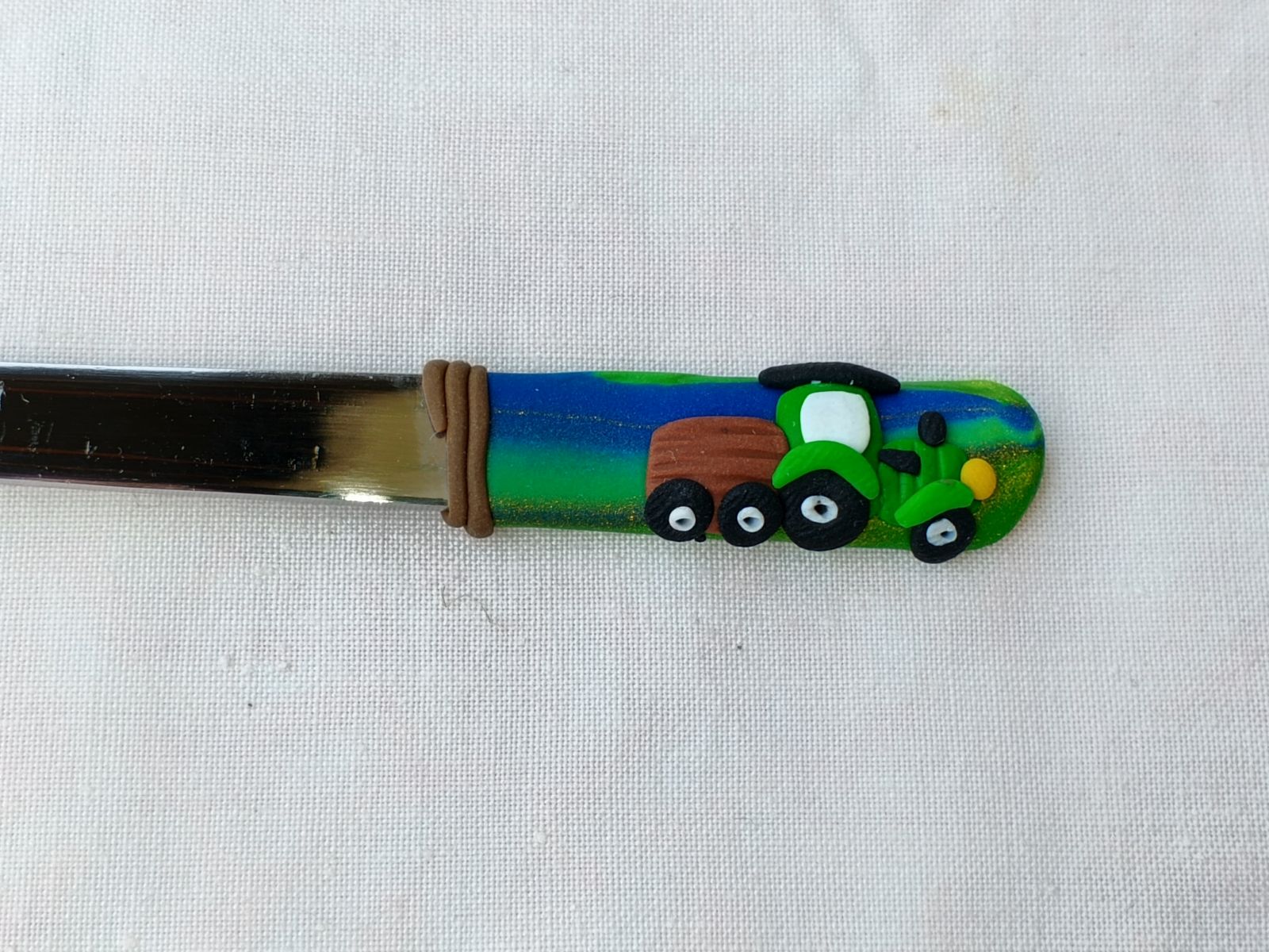 Zelený traktor s valníkem vymodelovaný na lžičku dlouhou 14cm