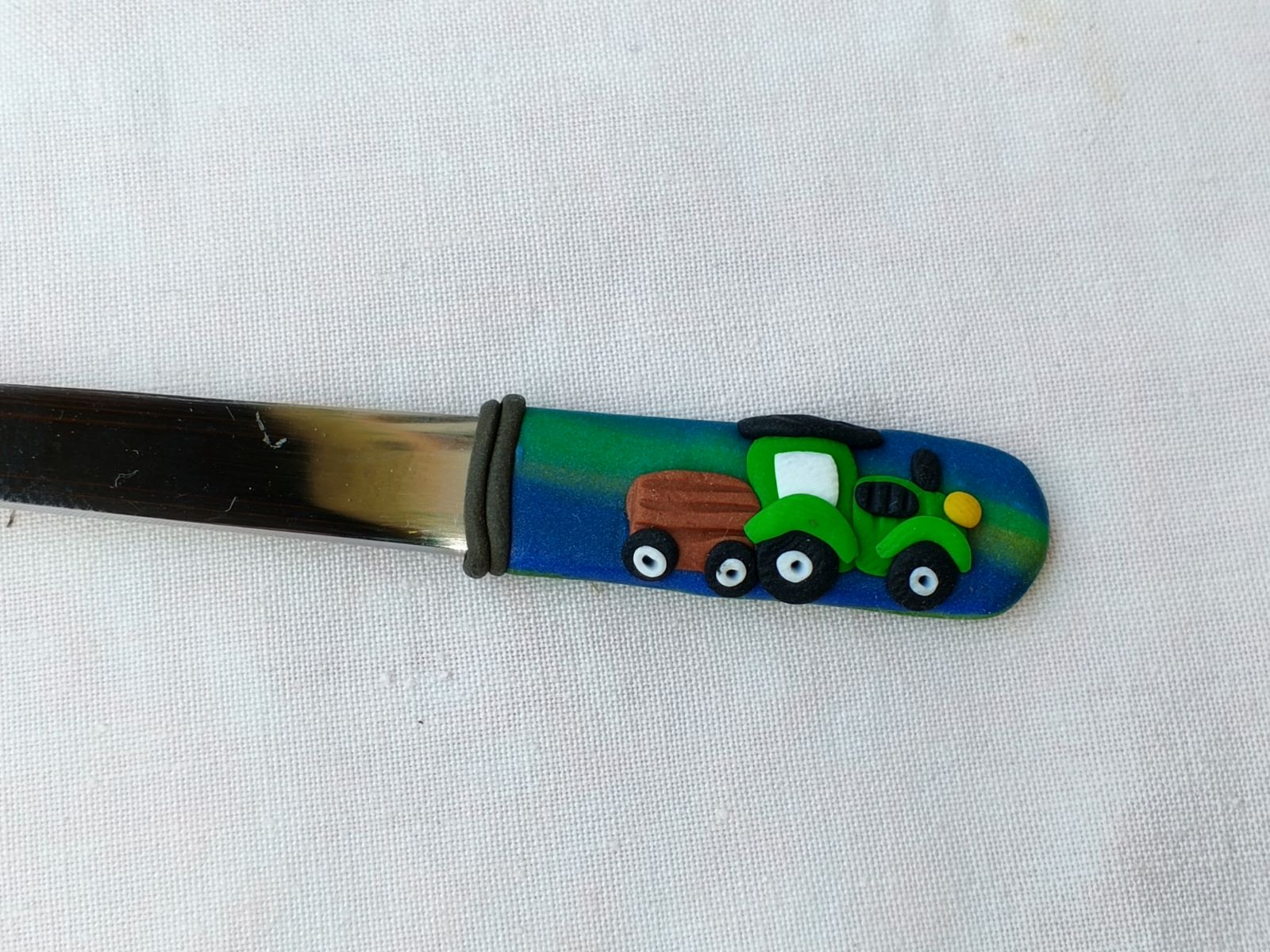 Zelený traktor s valníkem vymodelovaný na lžičku dlouhou 14cm