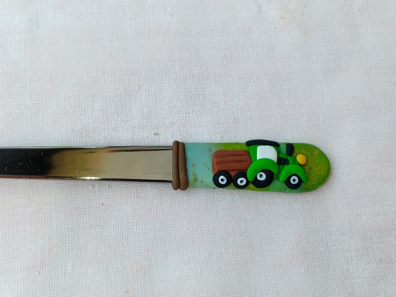 Zelený traktor s valníkem vymodelovaný na lžičku dlouhou 14cm