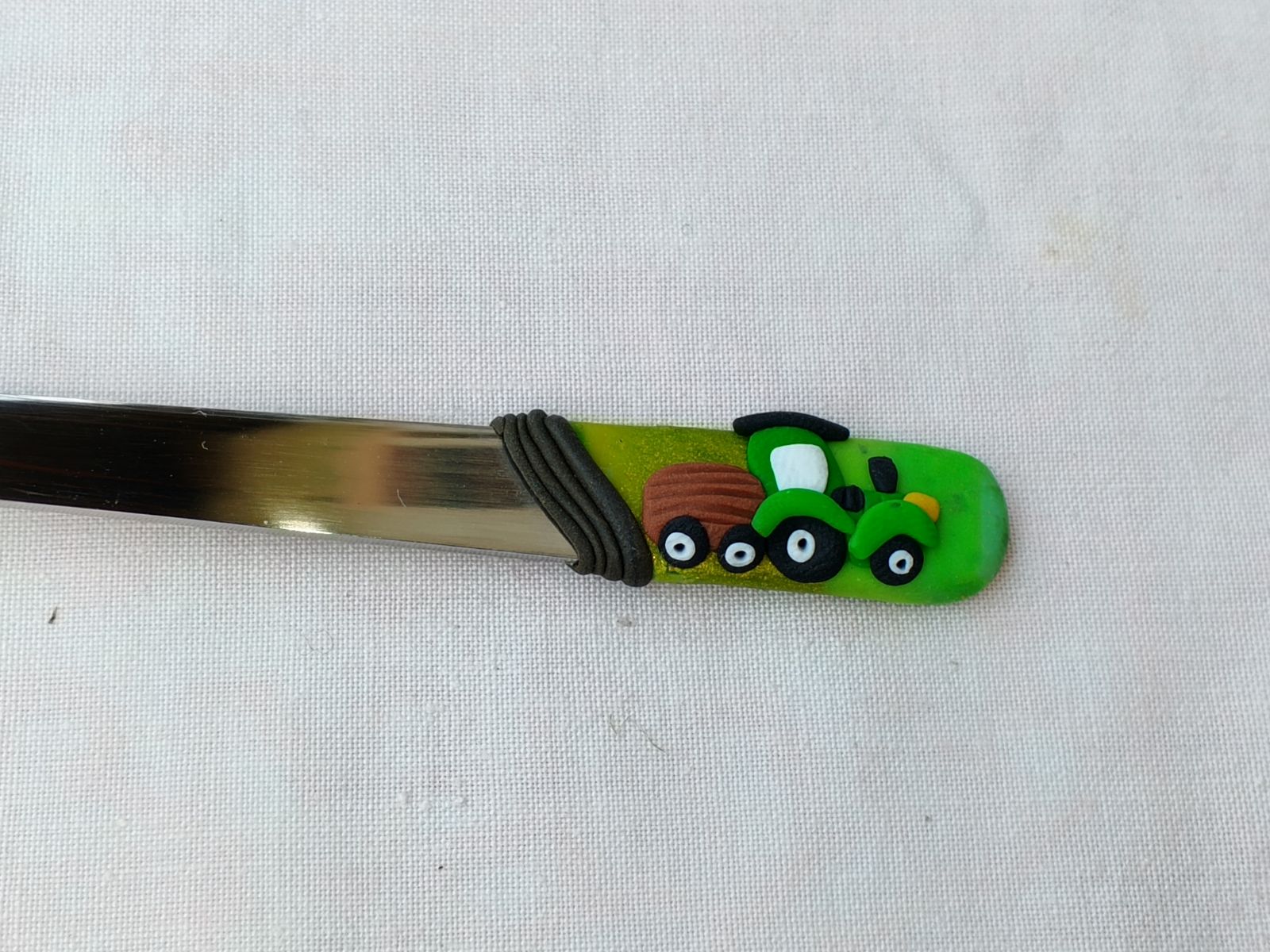 Zelený traktor s valníkem vymodelovaný na lžičku dlouhou 14cm