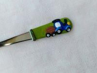 Modrý traktor s valníkem vymodelovaný na lžičku dlouhou 11cm