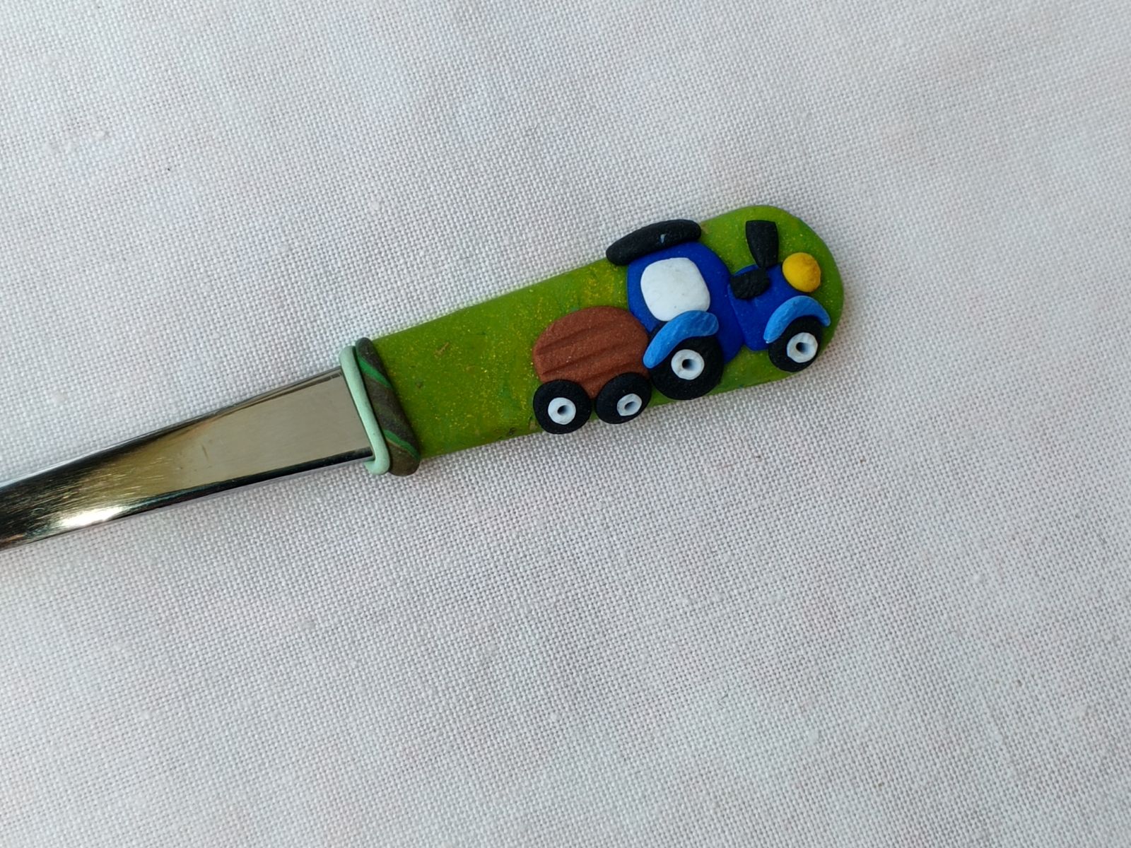 Modrý traktor s valníkem vymodelovaný na lžičku dlouhou 11cm