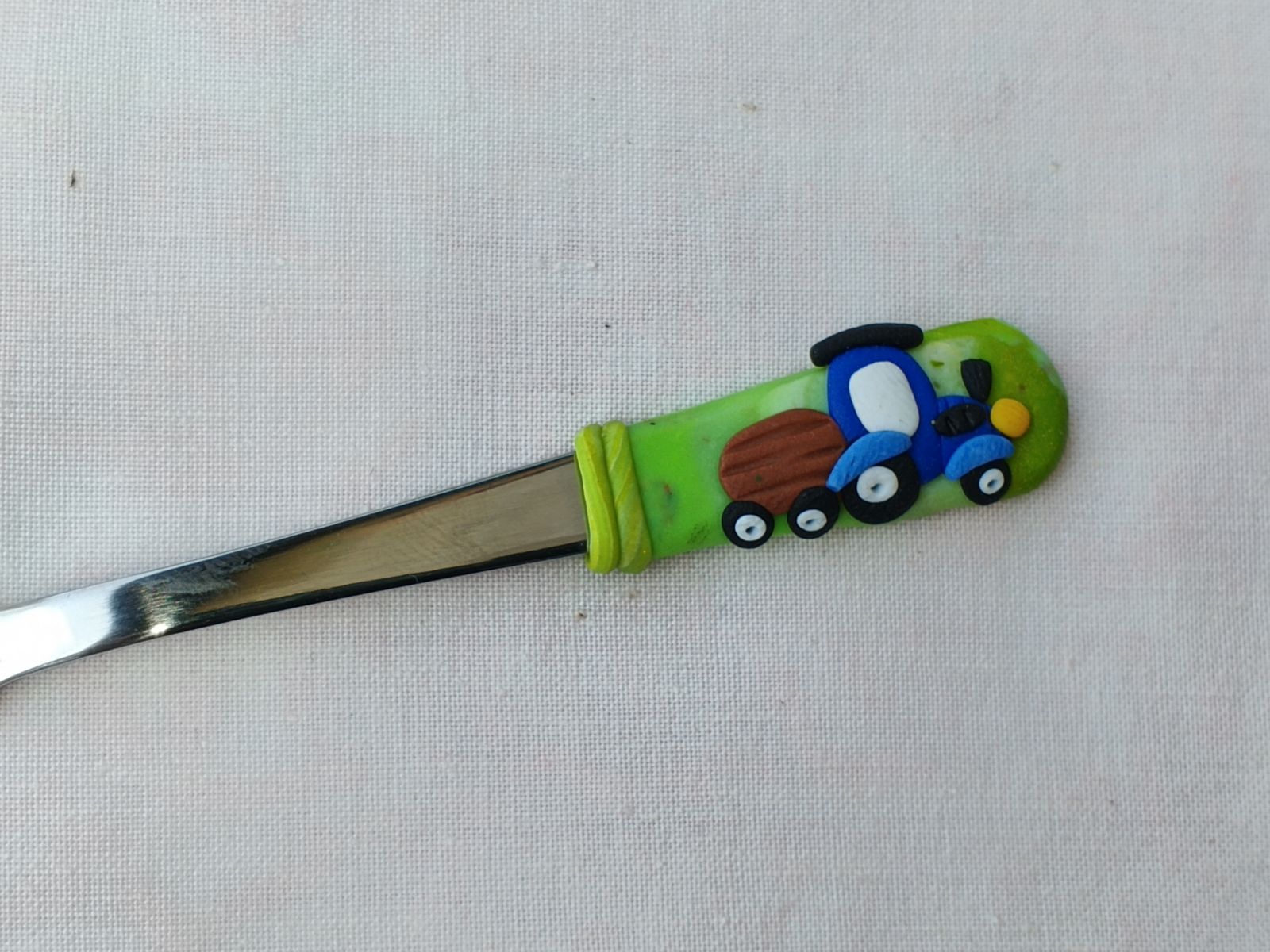 Modrý traktor s valníkem vymodelovaný na lžičku dlouhou 11cm