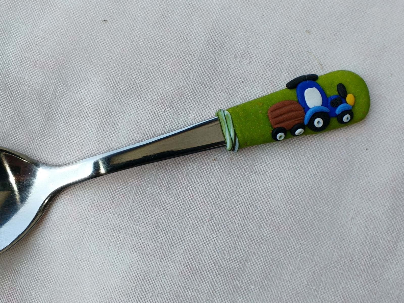 Modrý traktor s valníkem vymodelovaný na lžičku dlouhou 11cm
