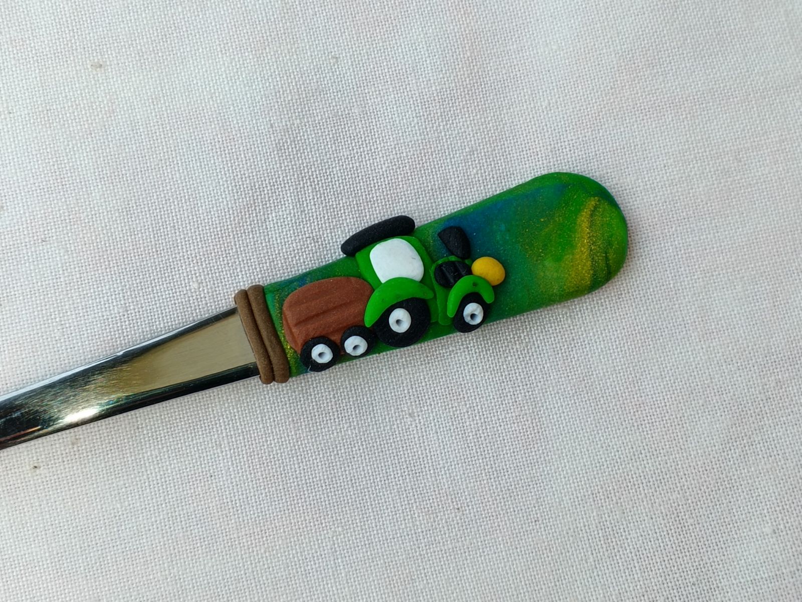 Zelený traktor s valníkem vymodelovaný na lžičku dlouhou 11cm