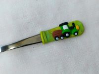 Zelený traktor s valníkem vymodelovaný na lžičku dlouhou 11cm