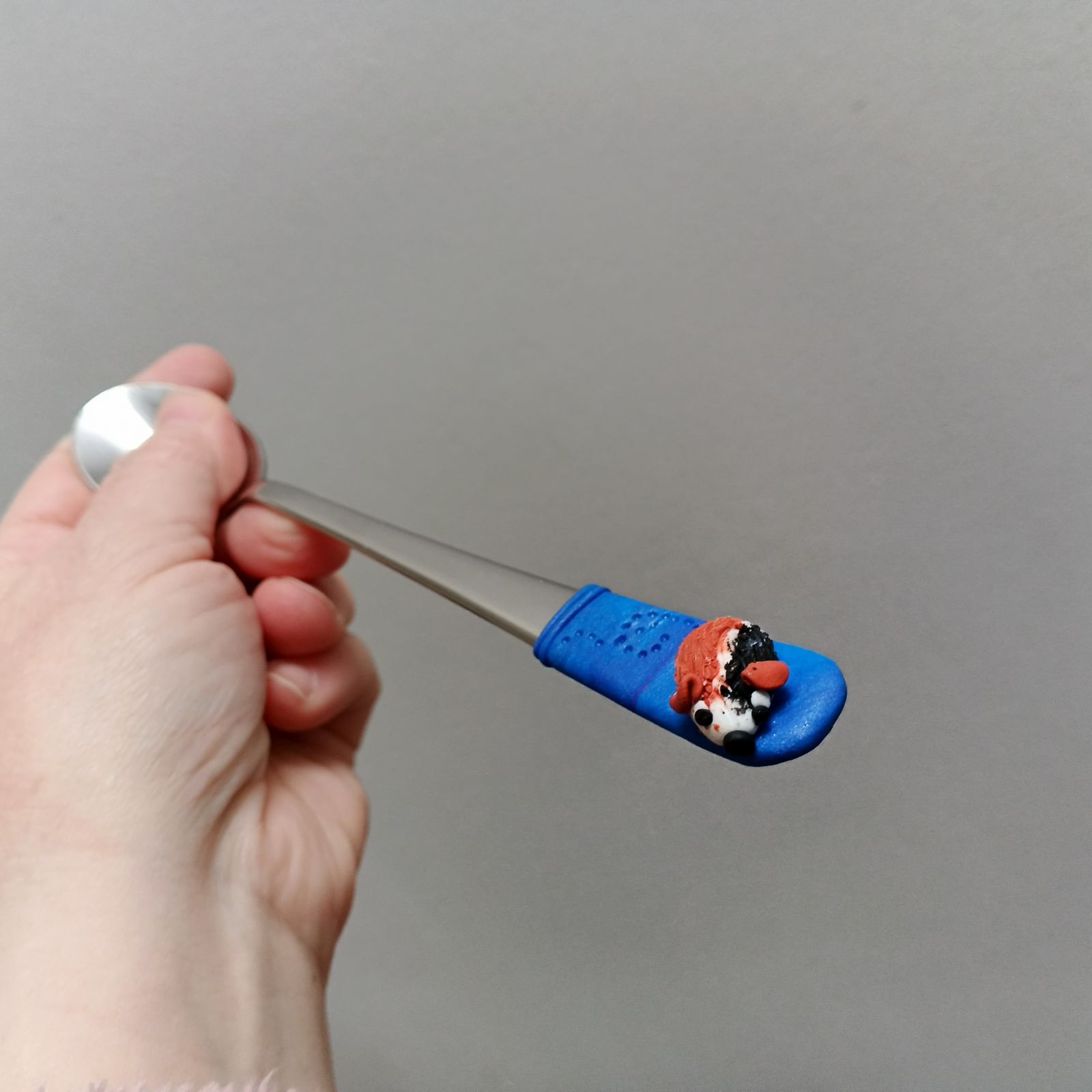 Latté 2. Veselá koktejlová lžička s modelovaným morčátkem - každé morčátko je jedinečné.