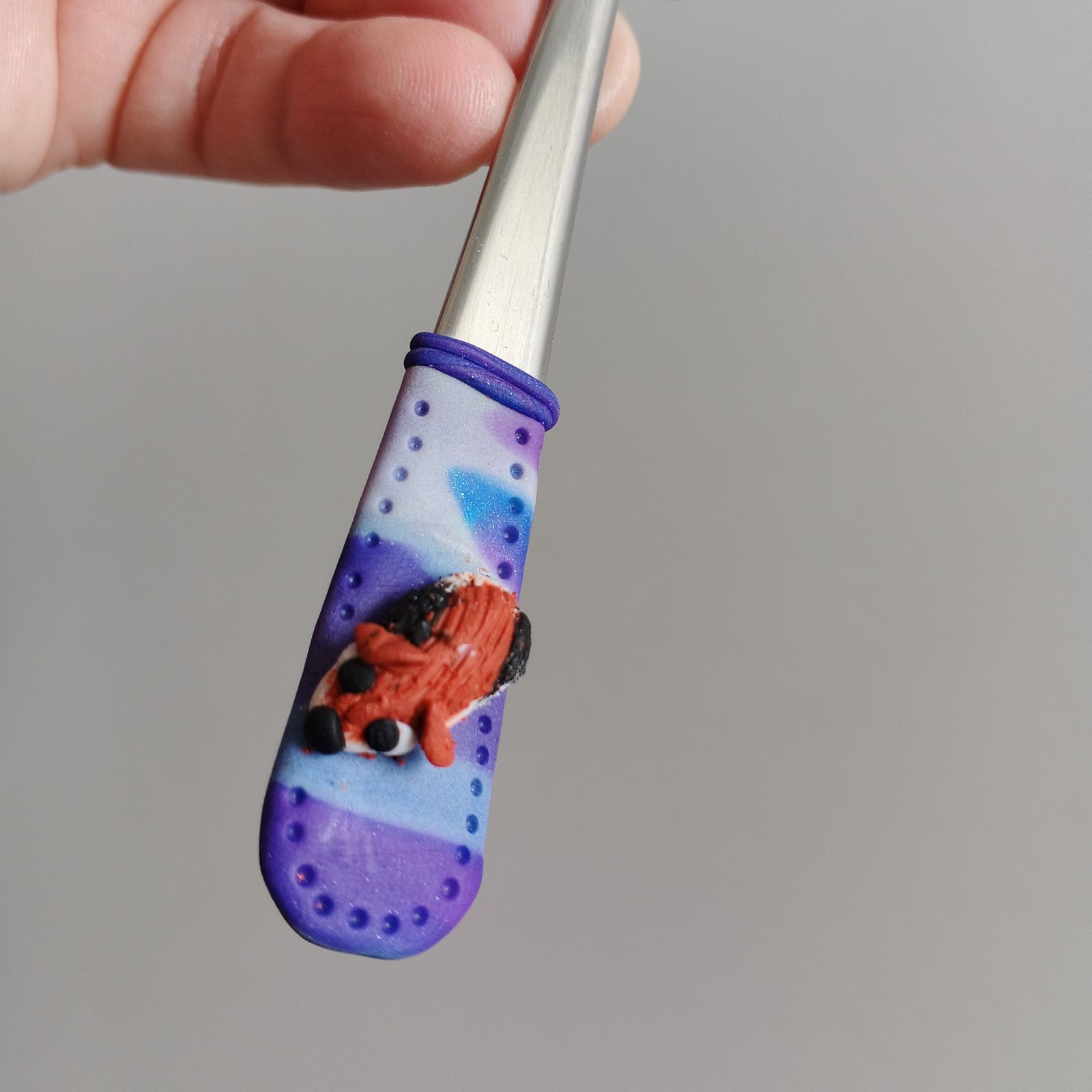 Latté 3. Veselá koktejlová lžička s modelovaným morčátkem - každé morčátko je jedinečné.