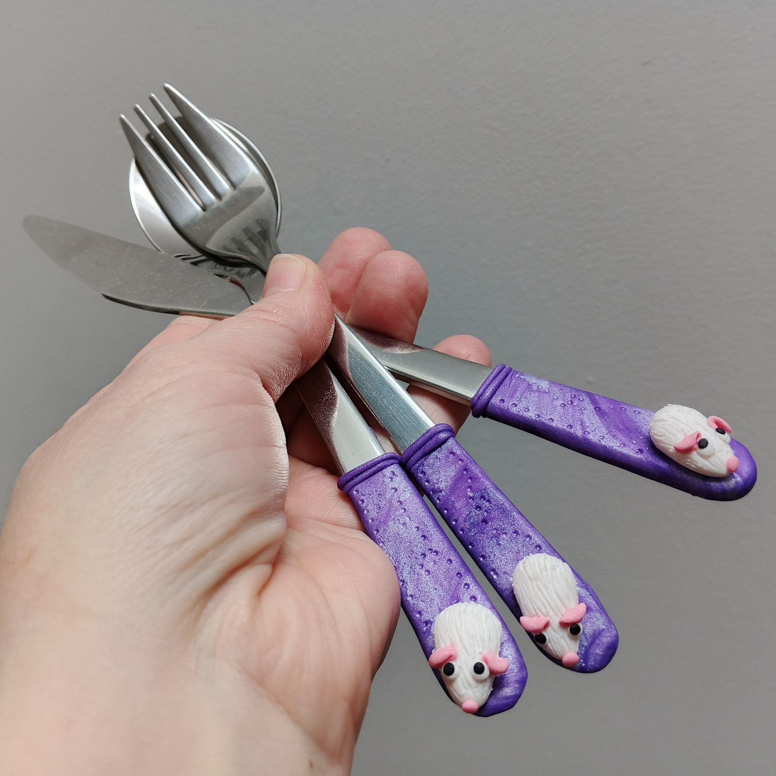 Bílá morčátka - nůž, vidlička a lžíce pro dětskou i dospělou ruku.