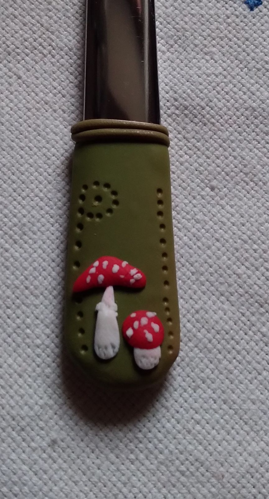 Muchomůrkový nůž zdobený polymerovou hmotou FIMO. Pro veselé houbařské stolování. Sestavte si svůj příbor