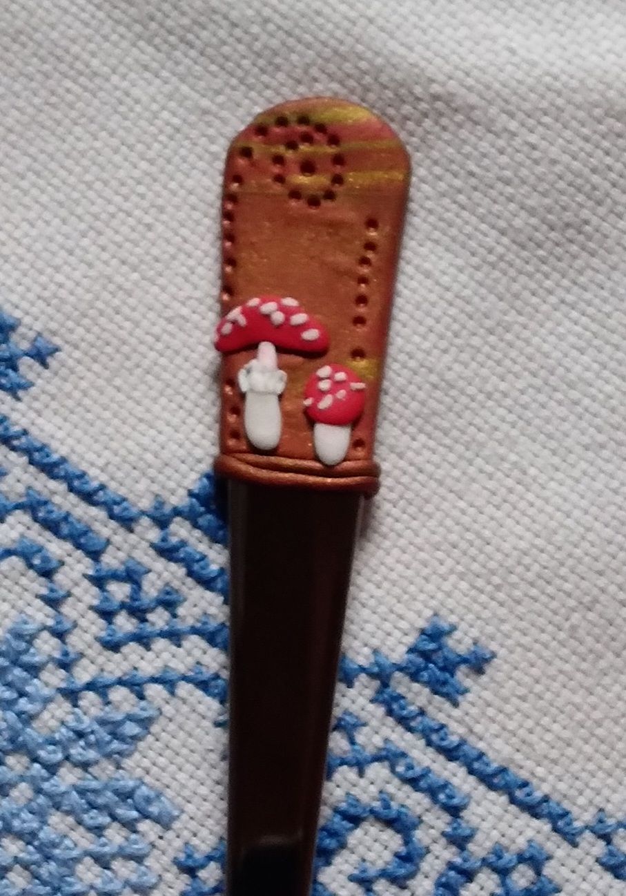 Muchomůrková vidlička zdobená polymerovou hmotou FIMO. Pro veselé houbařské stolování