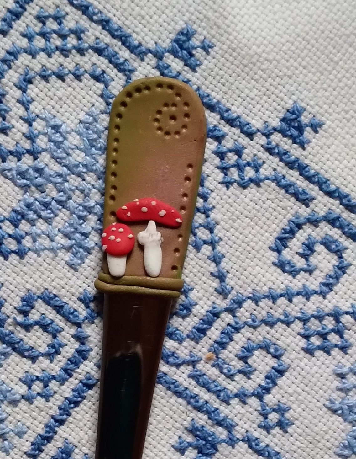 Muchomůrková vidlička zdobená polymerovou hmotou FIMO. Pro veselé houbařské stolování