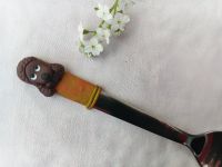 Ručně modelovaná lžička 14cm dlouhá s psem pudlíkem hnědým.
