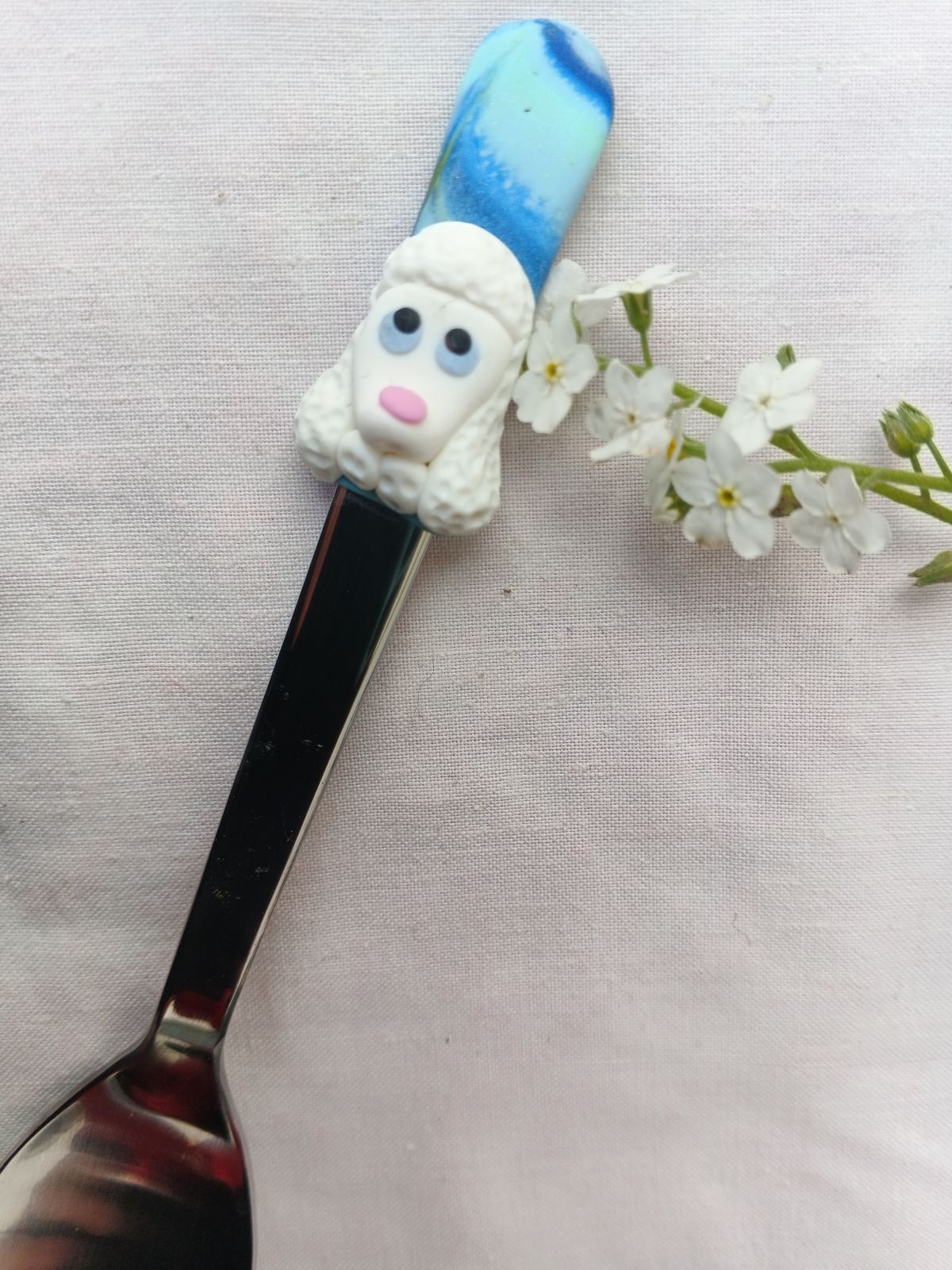 Ručně modelovaná lžička 14cm dlouhá s psem pudlíkem bílým.