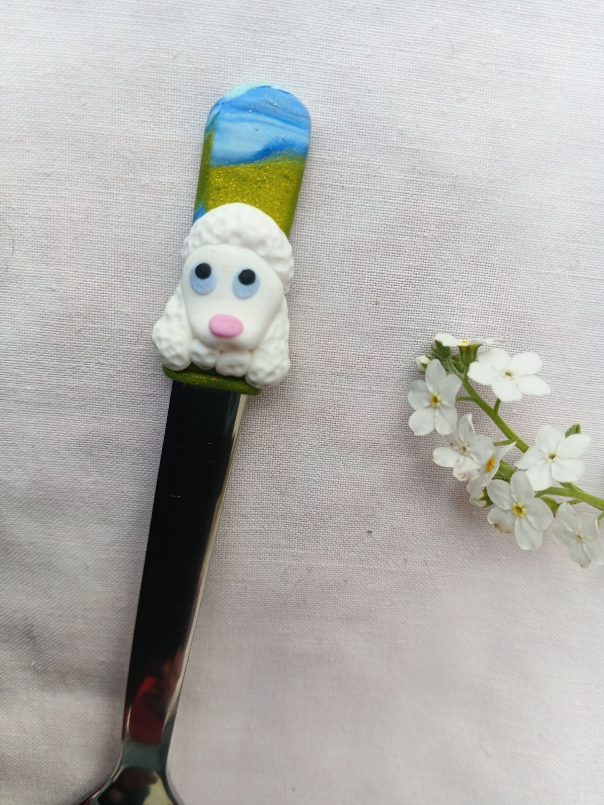 Ručně modelovaná lžička 14cm dlouhá s psem pudlíkem bílým.