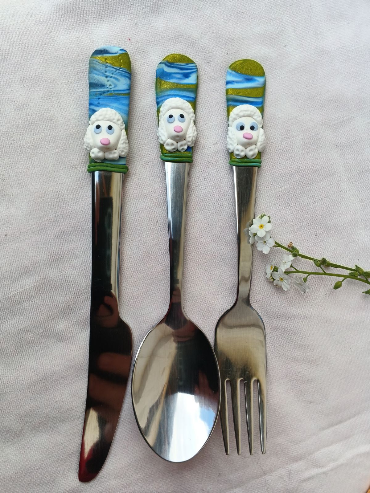 Příbor s bílými pudly (menší velikost) 16-18cm