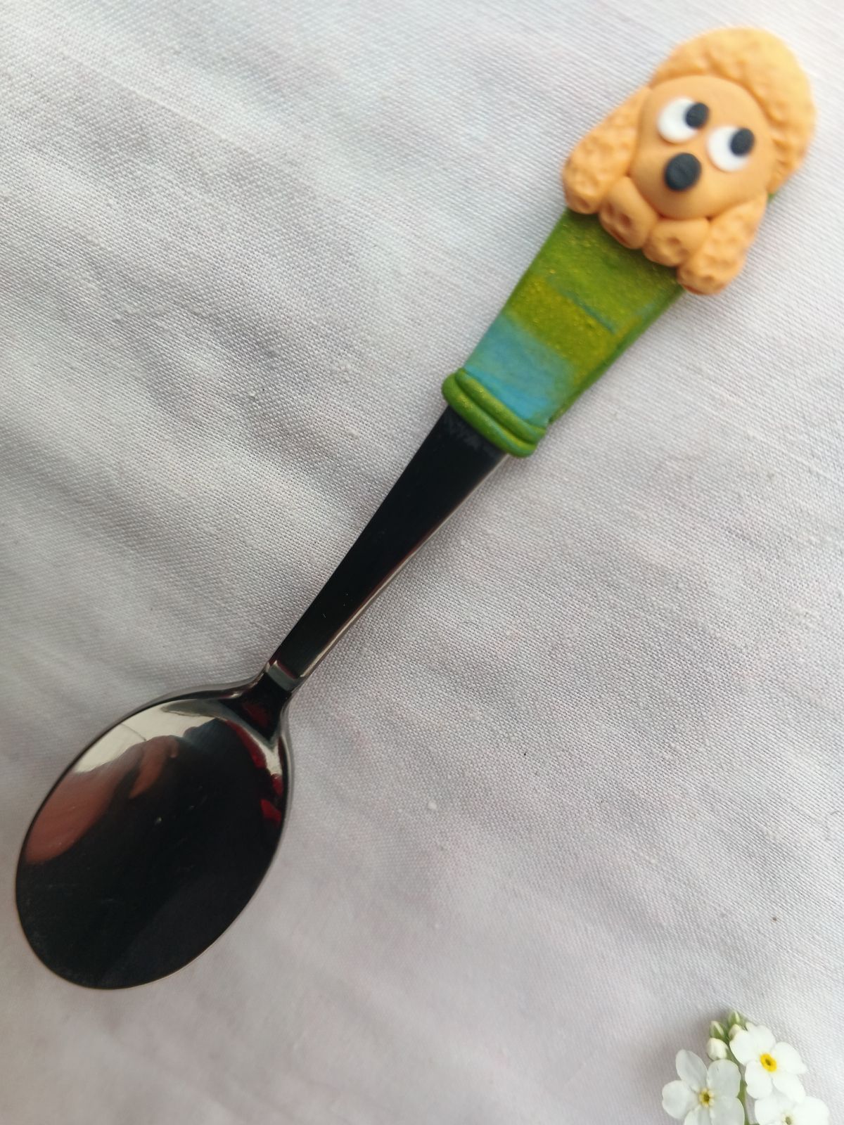 Krátká lžíčka s modelovaným aprikot pudlem délka 11cm