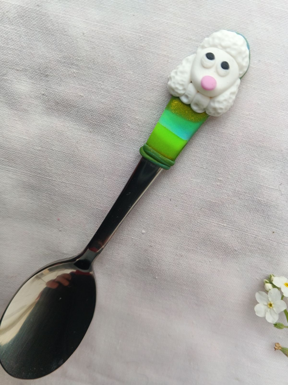 Krátká lžíčka s modelovaným bílým pudlem délka 11cm