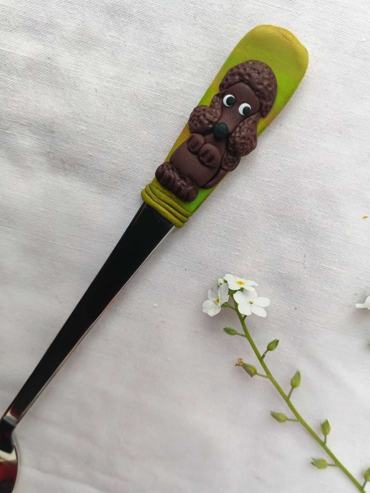 Dlouhá latté lžíčka s modelovaným čokoládově hnědým pudlem délka 17cm