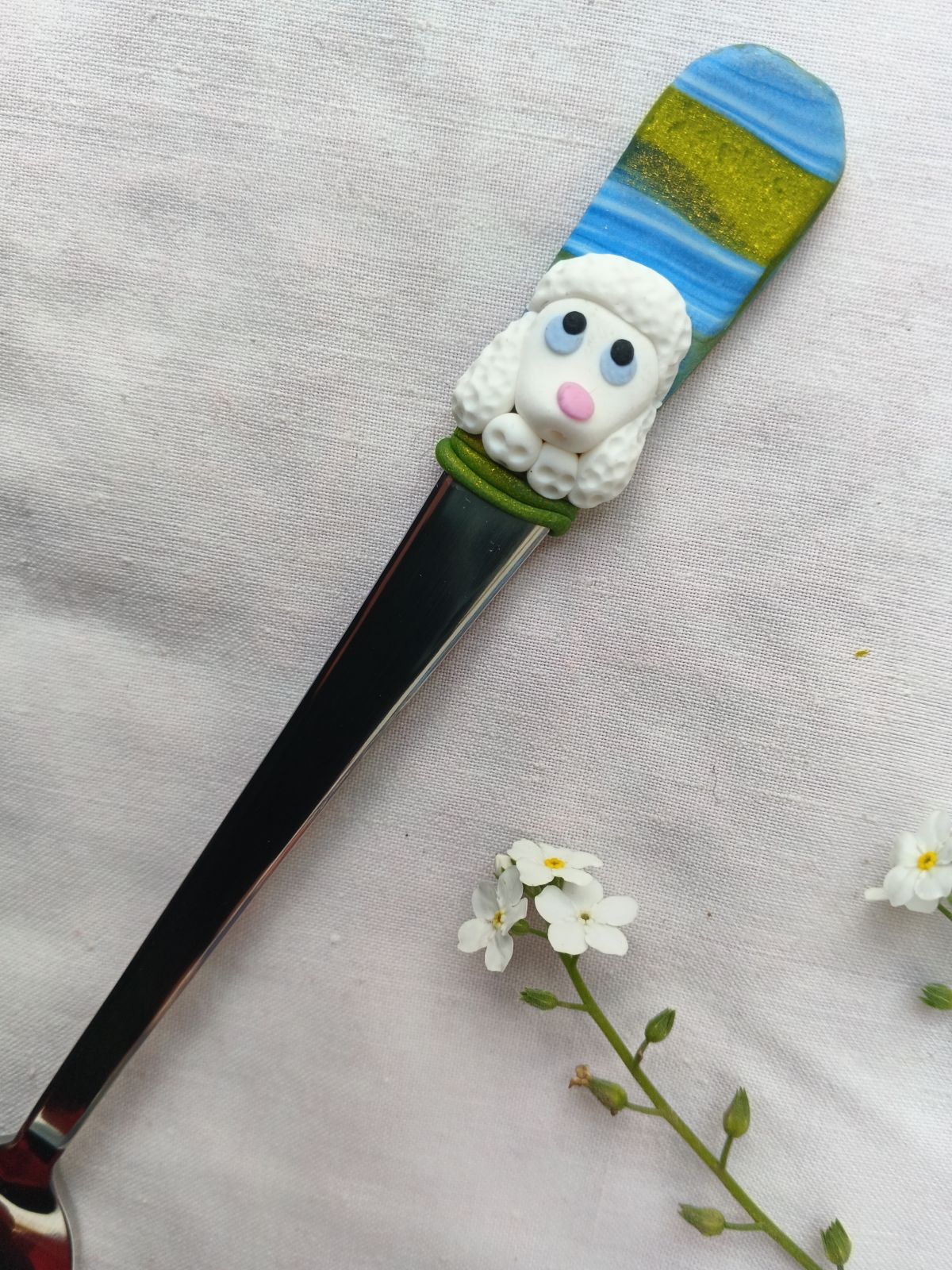 Dlouhá latté lžíčka s modelovaným bílým pudlem délka 17cm