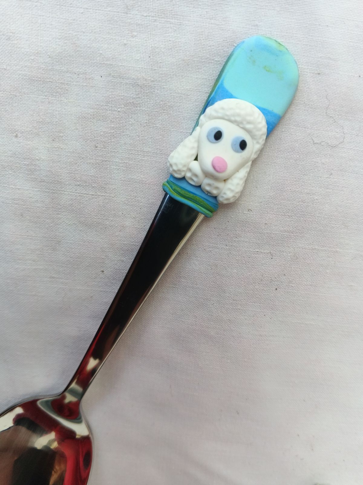 Polévková lžíce s modelovaným bílým pudlem délka 16cm