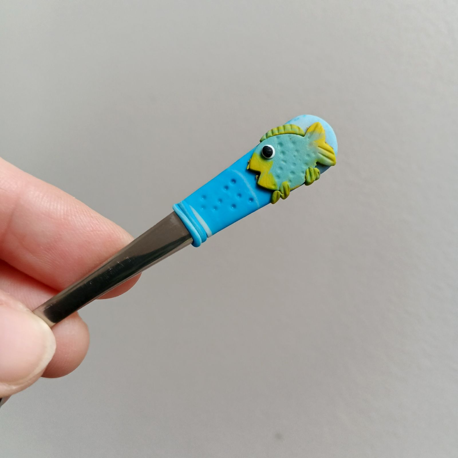 11cm dlouhá lžička - modrobílé pozadí se zelenožlutým kaprem - pro radost, pro štěstí - na Vánoce i kdykoliv přes rok