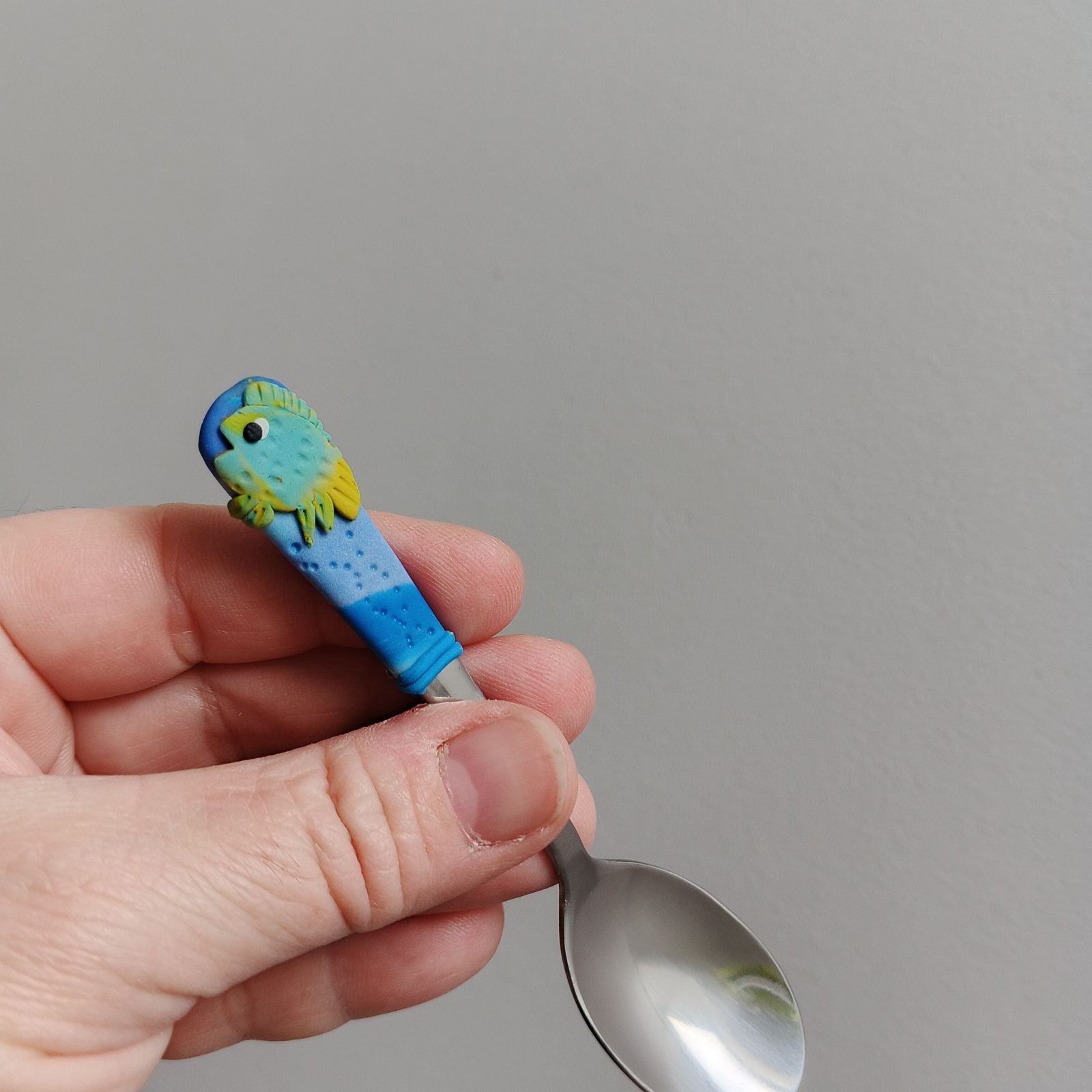 11cm dlouhá lžička - modrobílé pozadí se zelenožlutým kaprem - pro radost, pro štěstí - na Vánoce i kdykoliv přes rok