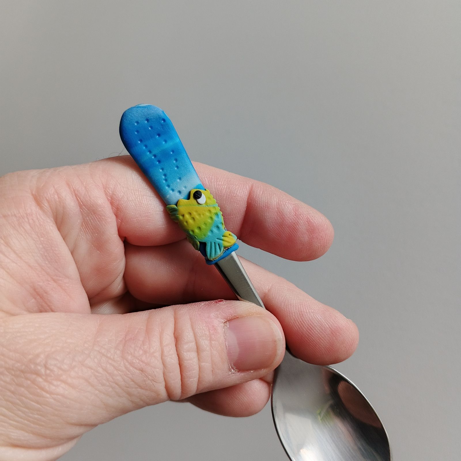 11cm dlouhá lžička - modrobílé pozadí se zelenožlutým kaprem - pro radost, pro štěstí - na Vánoce i kdykoliv přes rok