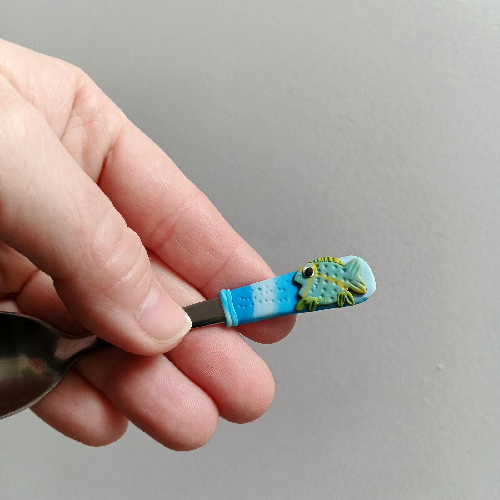 11cm dlouhá lžička - modrobílé pozadí se zelenožlutým kaprem - pro radost, pro štěstí - na Vánoce i kdykoliv přes rok