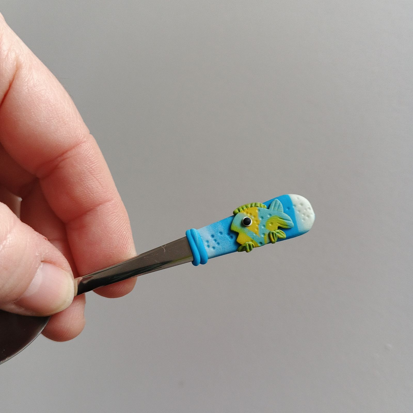 11cm dlouhá lžička - modrobílé pozadí se zelenožlutým kaprem - pro radost, pro štěstí - na Vánoce i kdykoliv přes rok