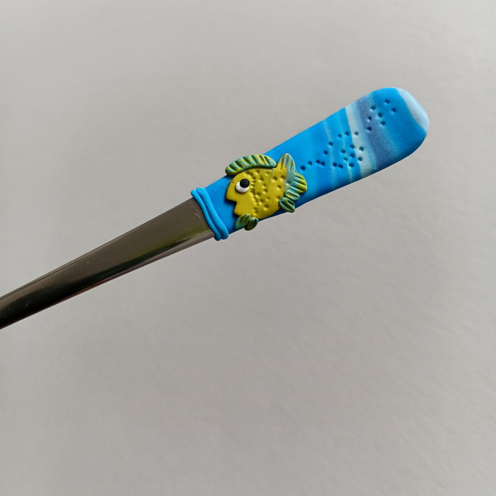 Zelená rybka v modrých vlnkách. Latté lžička 17cm vhodná do vysokých hrnků, jogurtů, skleniček 