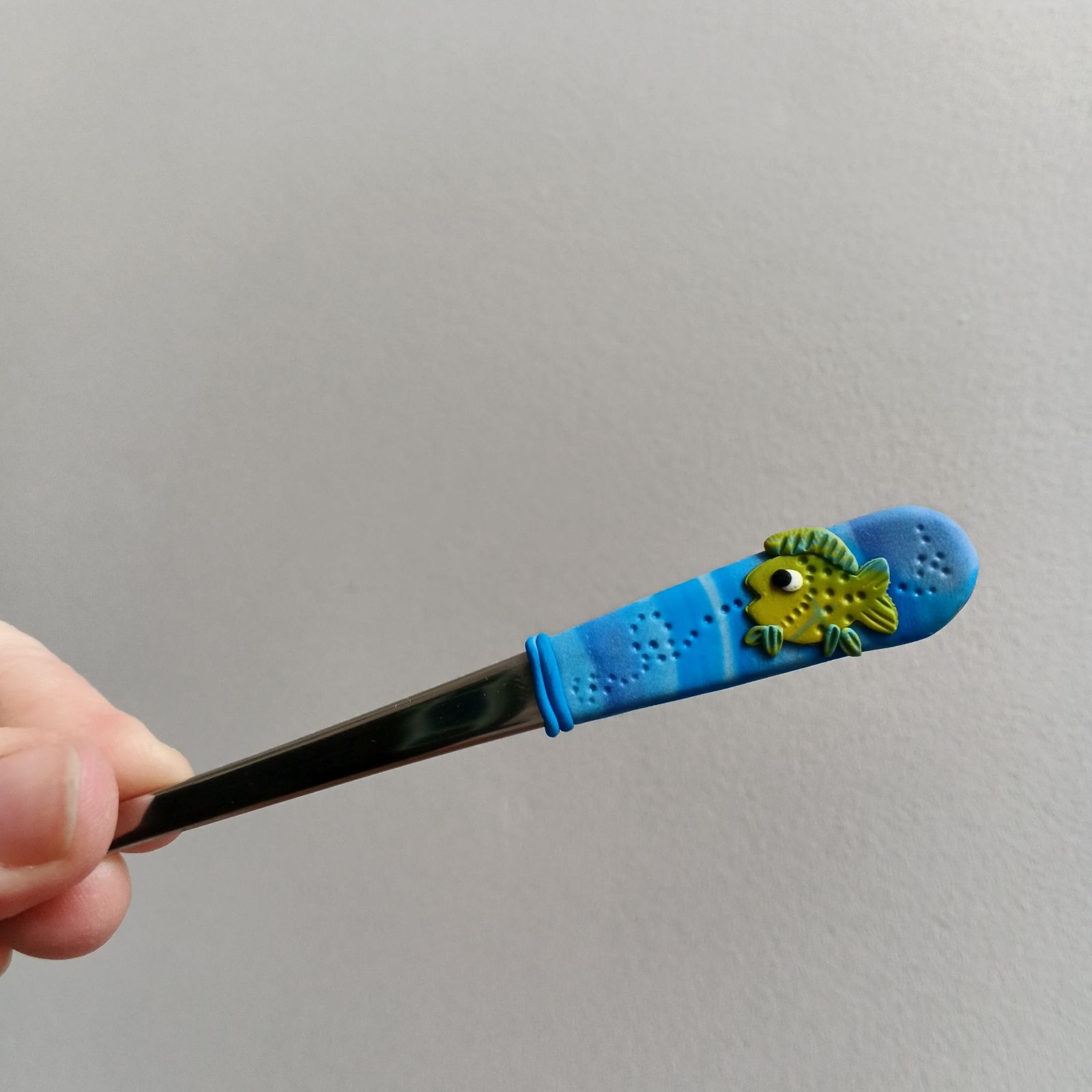 Zelená rybka v modrých vlnkách. Latté lžička 17cm vhodná do vysokých hrnků, jogurtů, skleniček 