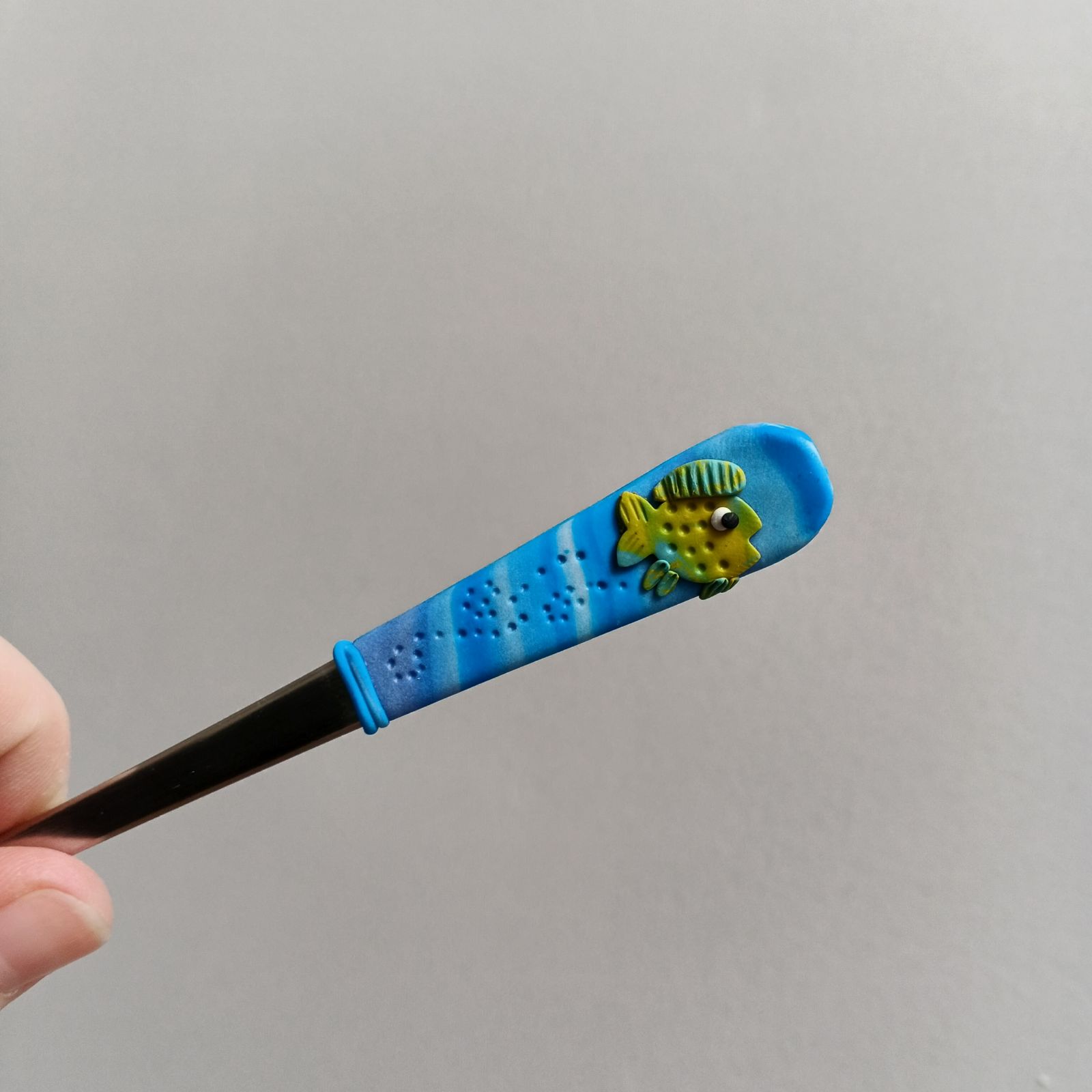 Zelená rybka v modrých vlnkách. Latté lžička 17cm vhodná do vysokých hrnků, jogurtů, skleniček 