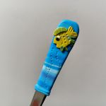 Zelená rybka v modrých vlnkách. Latté lžička 17cm vhodná do vysokých hrnků, jogurtů, skleniček Zelená rybka v modrých vlnkách. Latté lžička 17cm vhodná do vysokých hrnků, jogurtů, skleniček