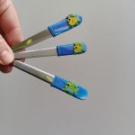 Zelená rybka v modrých vlnkách. - Lžíce, nůž, vidlička - krásný dárek pro rybáře. Rybka pro štěstí i pro radost