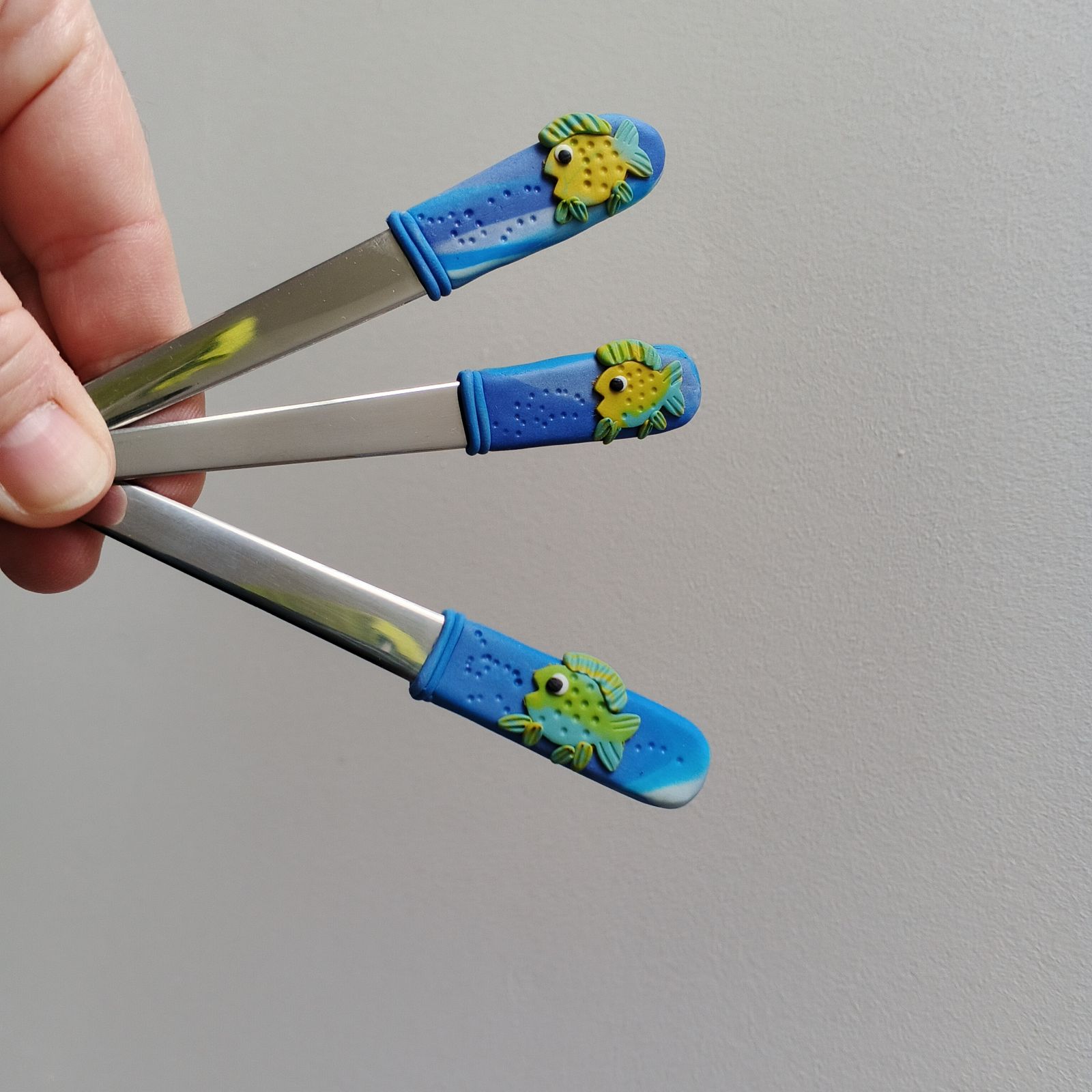 Zelená rybka v modrých vlnkách. - Lžíce, nůž, vidlička - krásný dárek pro rybáře. Rybka pro štěstí i pro radost