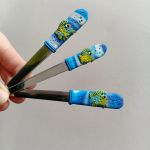 Zelená rybka v modrých vlnkách. - Lžíce, nůž, vidlička - krásný dárek pro rybáře. Rybka pro štěstí i pro radost