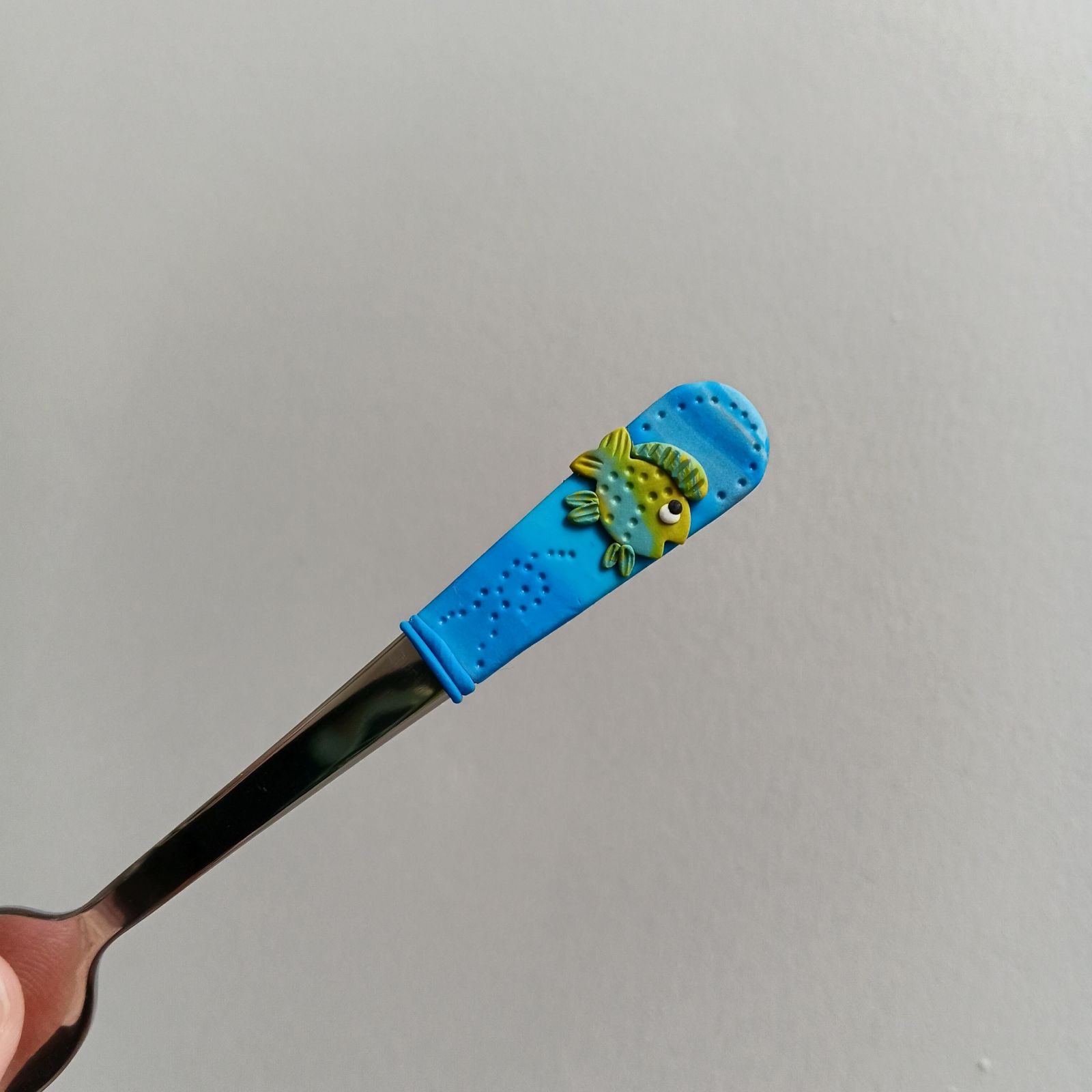 Zelená rybka v modrých vlnkách. - Dezertní vidlička - krásný dárek pro rybáře. Rybka pro štěstí i pro radost