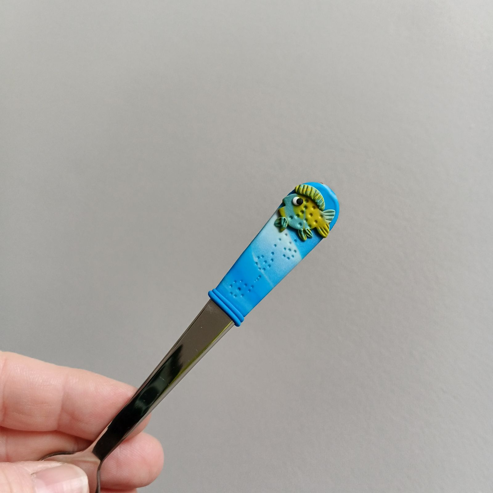 Zelená rybka v modrých vlnkách. - Dezertní vidlička - krásný dárek pro rybáře. Rybka pro štěstí i pro radost