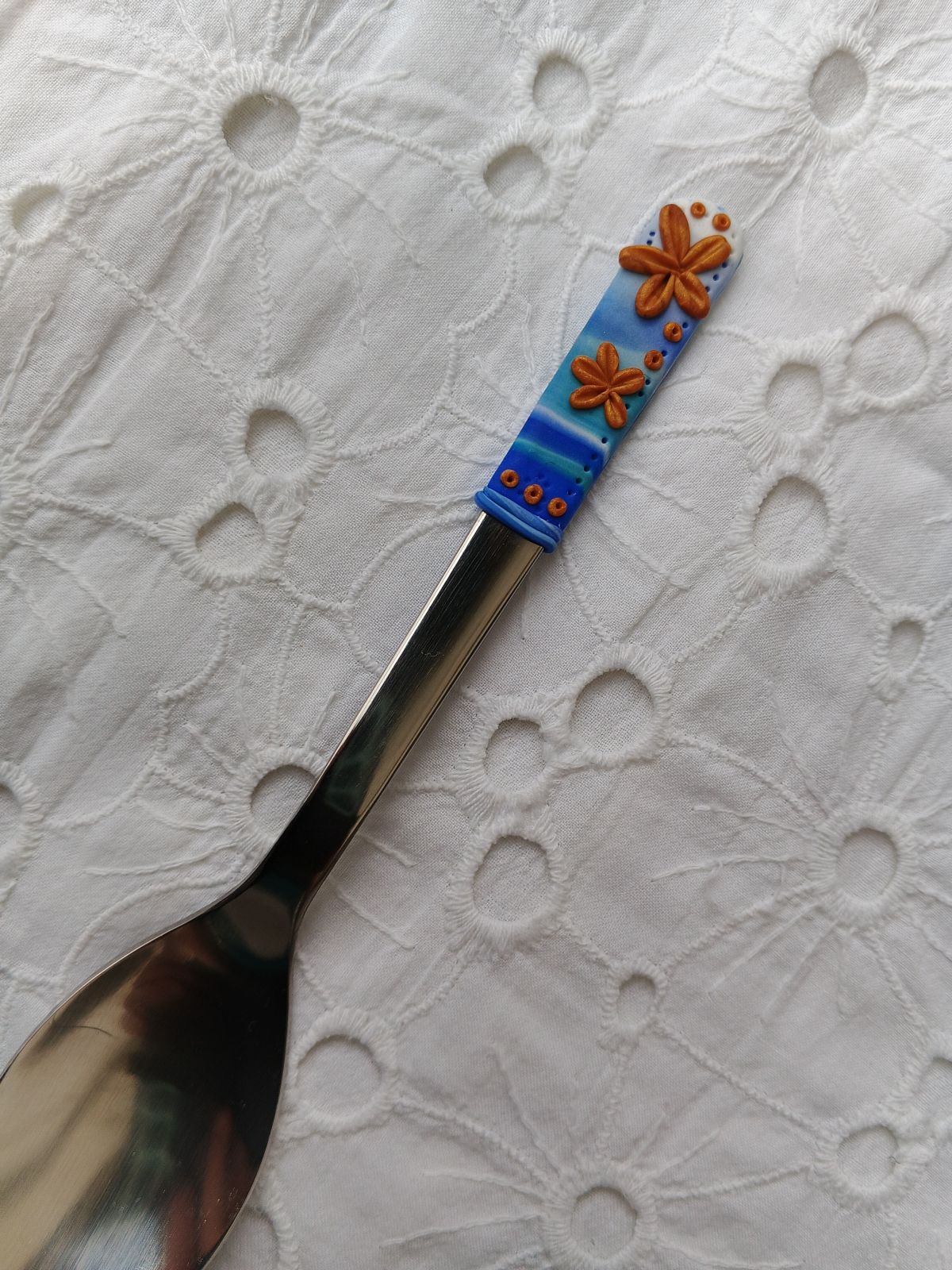 Elegantní lžička se zlatými kytičkami.
