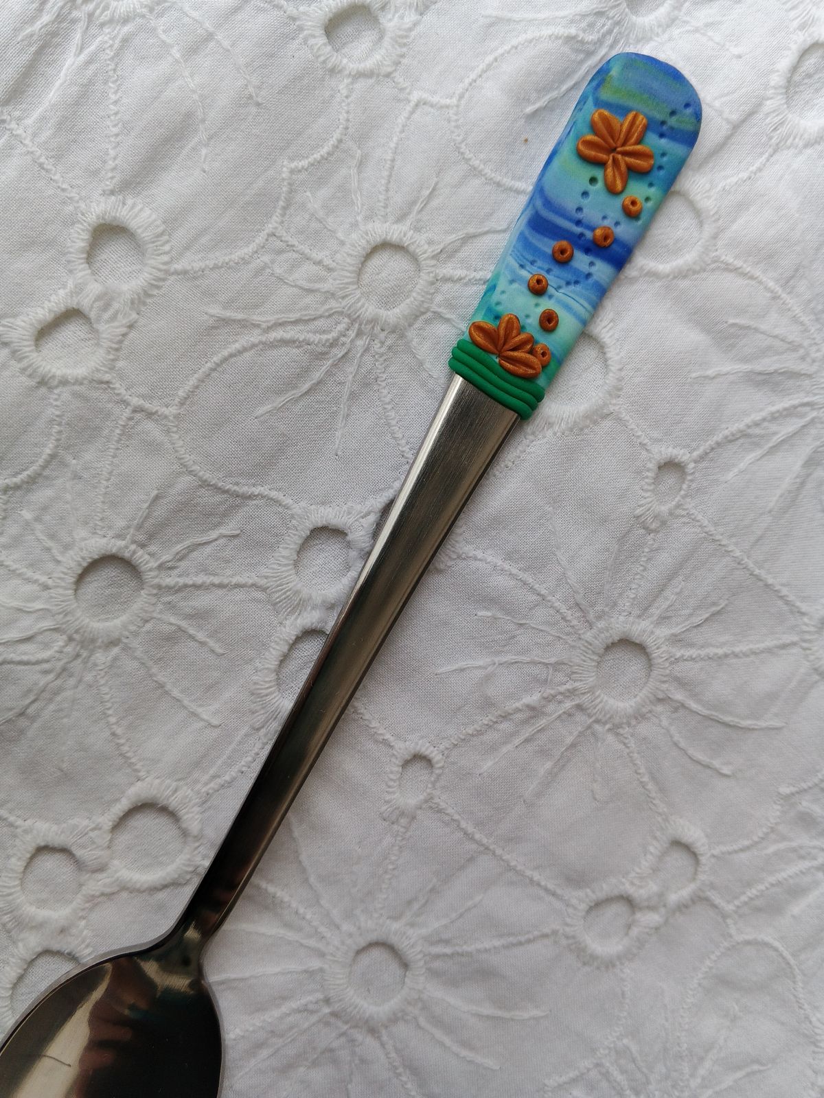 Elegantní lžička se zlatými kytičkami.