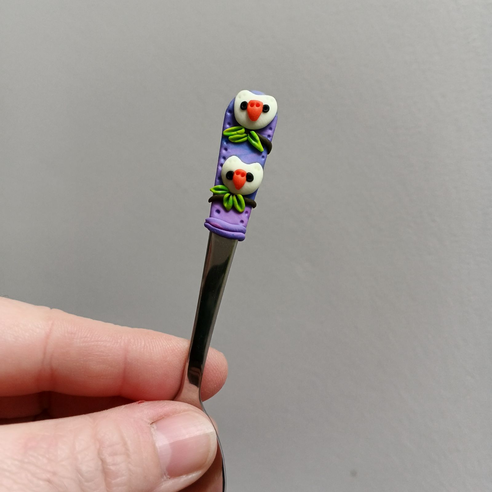 Soví minilžička1.  - mocca. svítící sova na každé lžičce, nebo dvě sovy - sovičky. Modrofialový podklad a větev pod každou sovičkou :-)