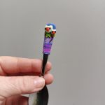 Soví minilžička 2. - mocca. svítící sova na každé lžičce, nebo dvě sovy - sovičky. Modrofialový podklad a větev pod každou sovičkou :-)